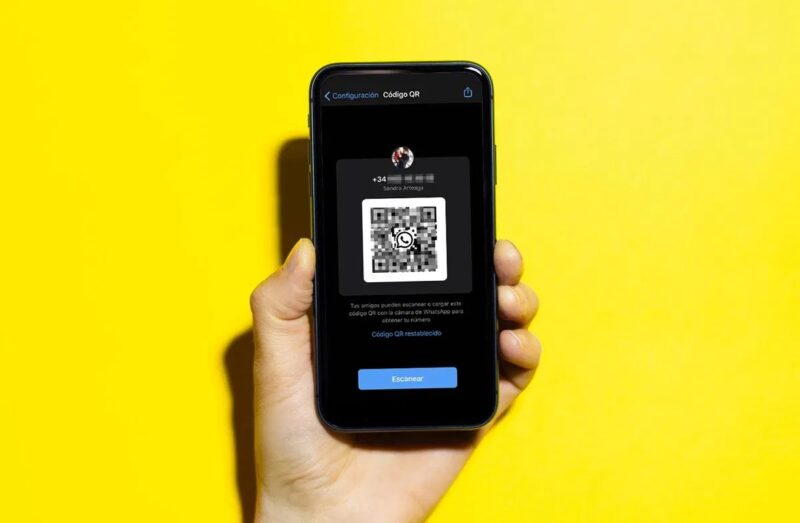 Adding contacts to WhatsApp can be done with QR codes now
