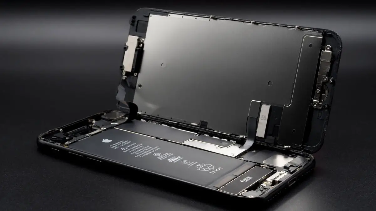How many iPhone components are made by Samsung?