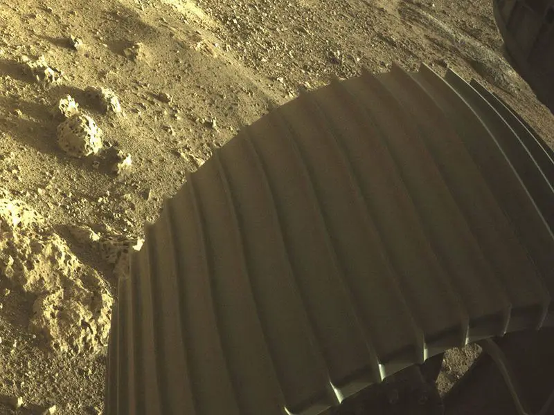 Perseverance는 화성에서 첫 번째 사진을 보냅니다. 컬러 및 고해상도의 화성 표면