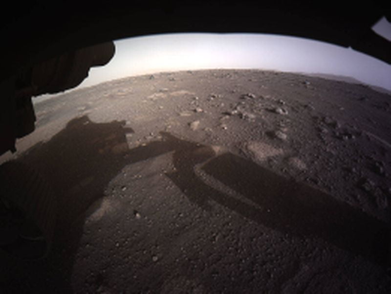 Perseverance는 화성에서 첫 번째 사진을 보냅니다. 컬러 및 고해상도의 화성 표면