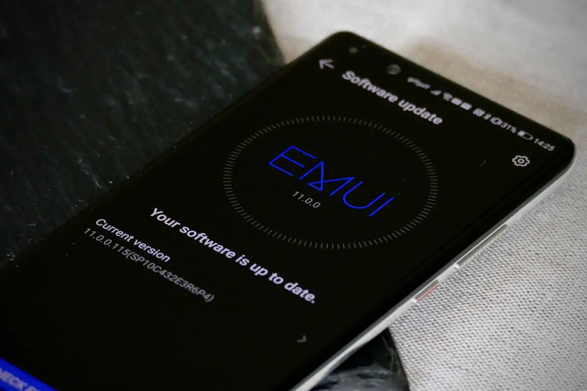 How to customize a Huawei smartphone lock screen on EMUI?