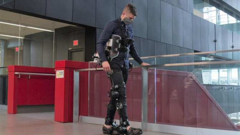 Exoskeleton with artificial intelligence to avoid dependence on the wearer when walking