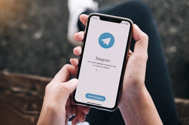 Telegram encourages users to download the app directly with "fewer restrictions"
