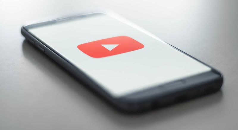 YouTube tests a new way to watch videos from cell phones