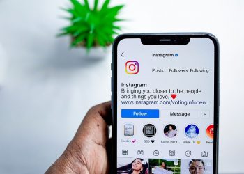 How to add a link to an Instagram photo?