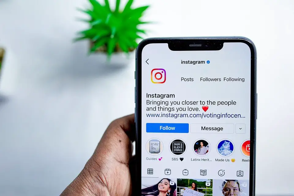 How to add a link to an Instagram photo?