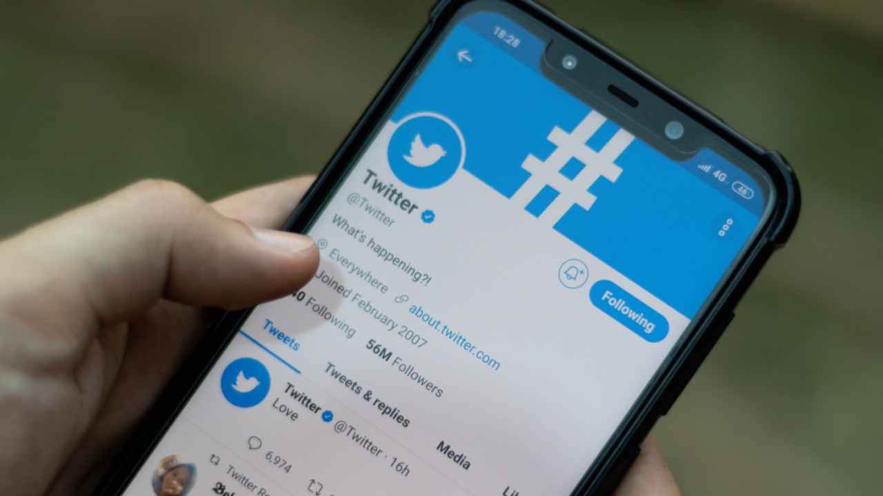 Twitter now lets you change who can reply to you even after you Tweet