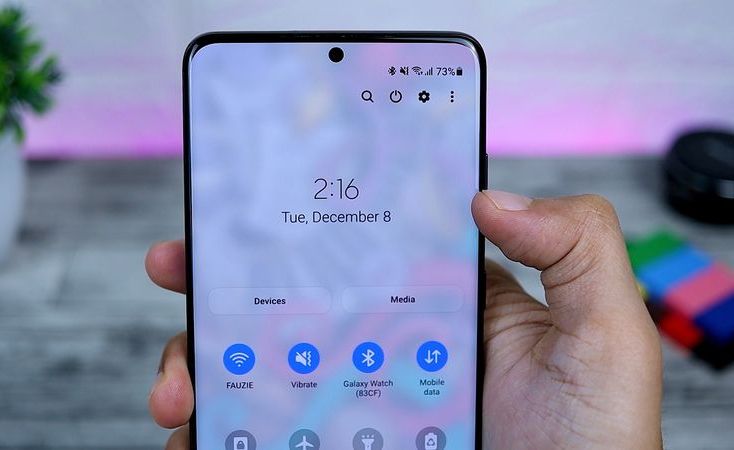 How to customize the lock screen in Samsung One UI?