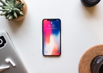 How to delete multiple contacts on iPhone?