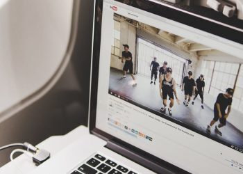 YouTube tests downloading videos for offline viewing