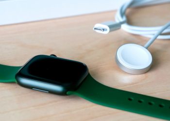 Apple Watch Series 7 dumped diagnostic port for wireless