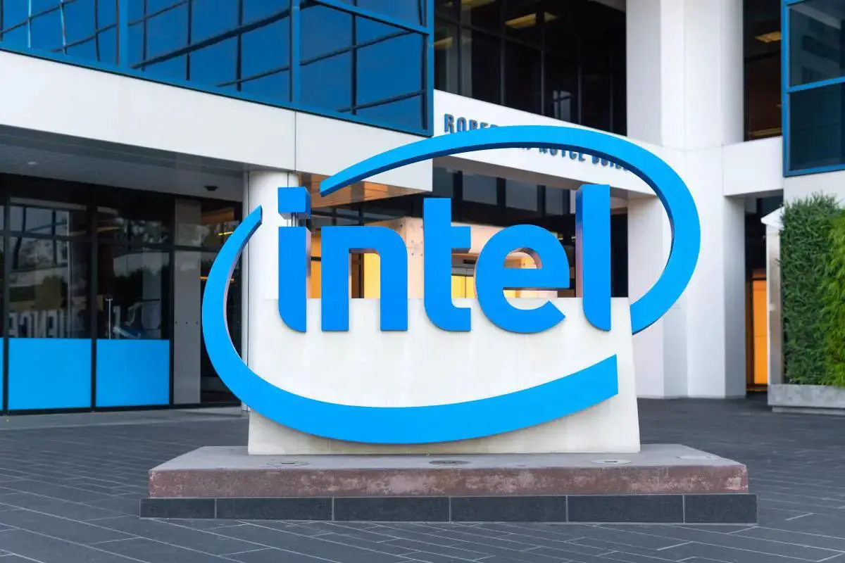 Intel CEO says the global component shortage might last until 2023