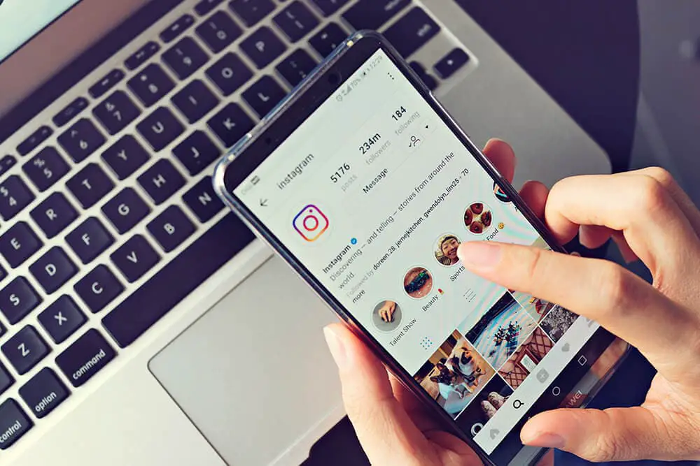 Instagram pourrait permettre aux utilisateurs d’ajouter des modérateurs aux vidéos en direct et d’aimer les histoires