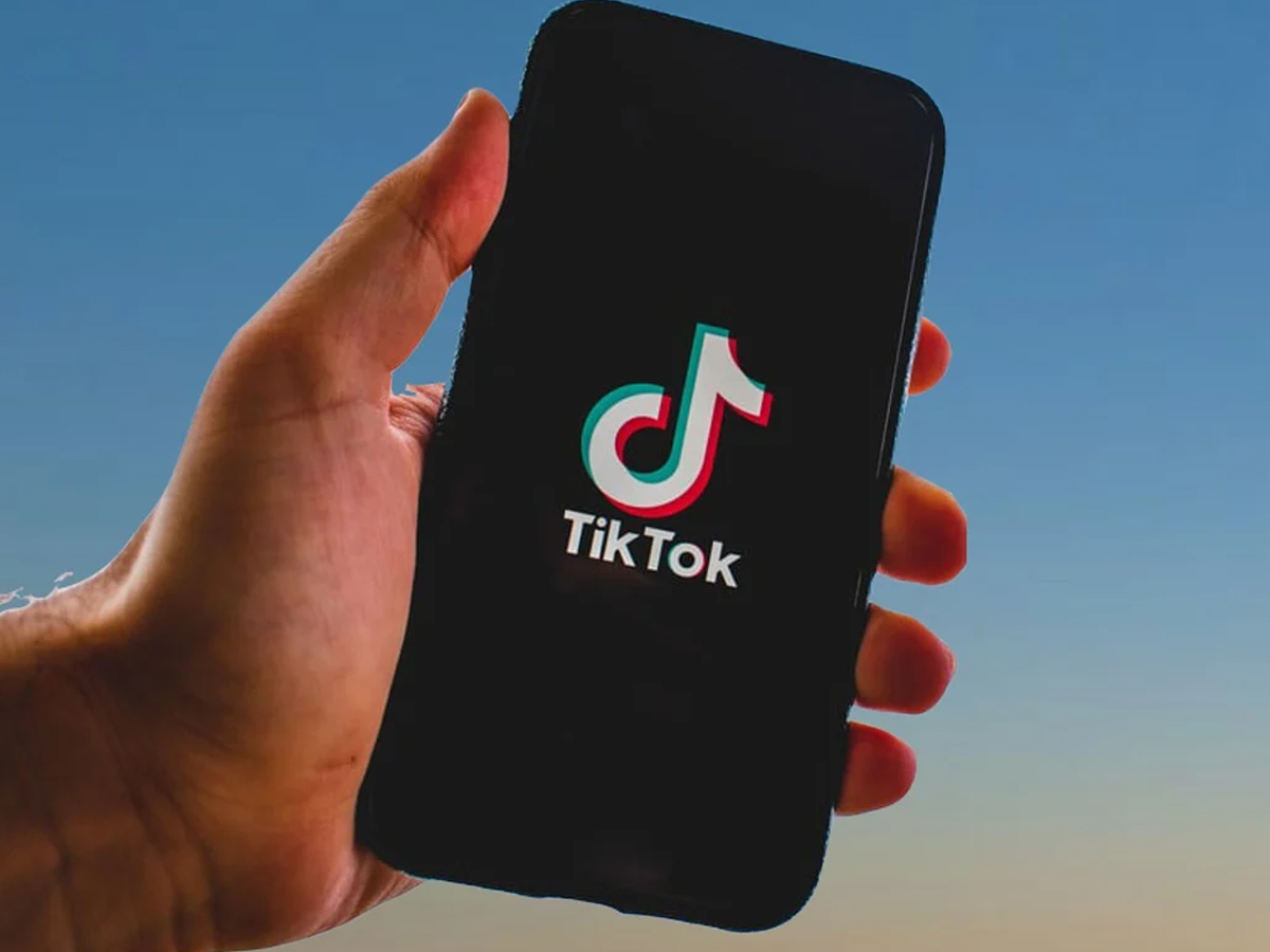 TikTok приостанавливает прямые трансляции и новые загрузки в России