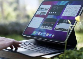 iOS 15.4: How to adjust Magic Keyboard brightness on iPad?