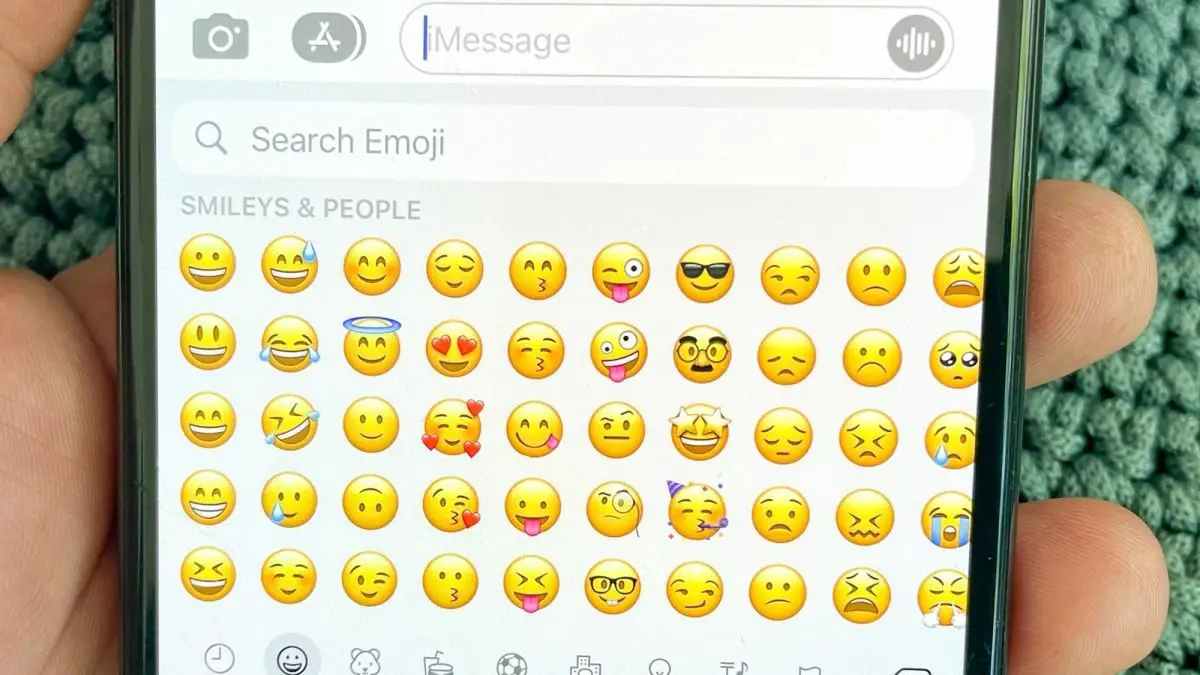 What new emojis are in iOS 15.4?