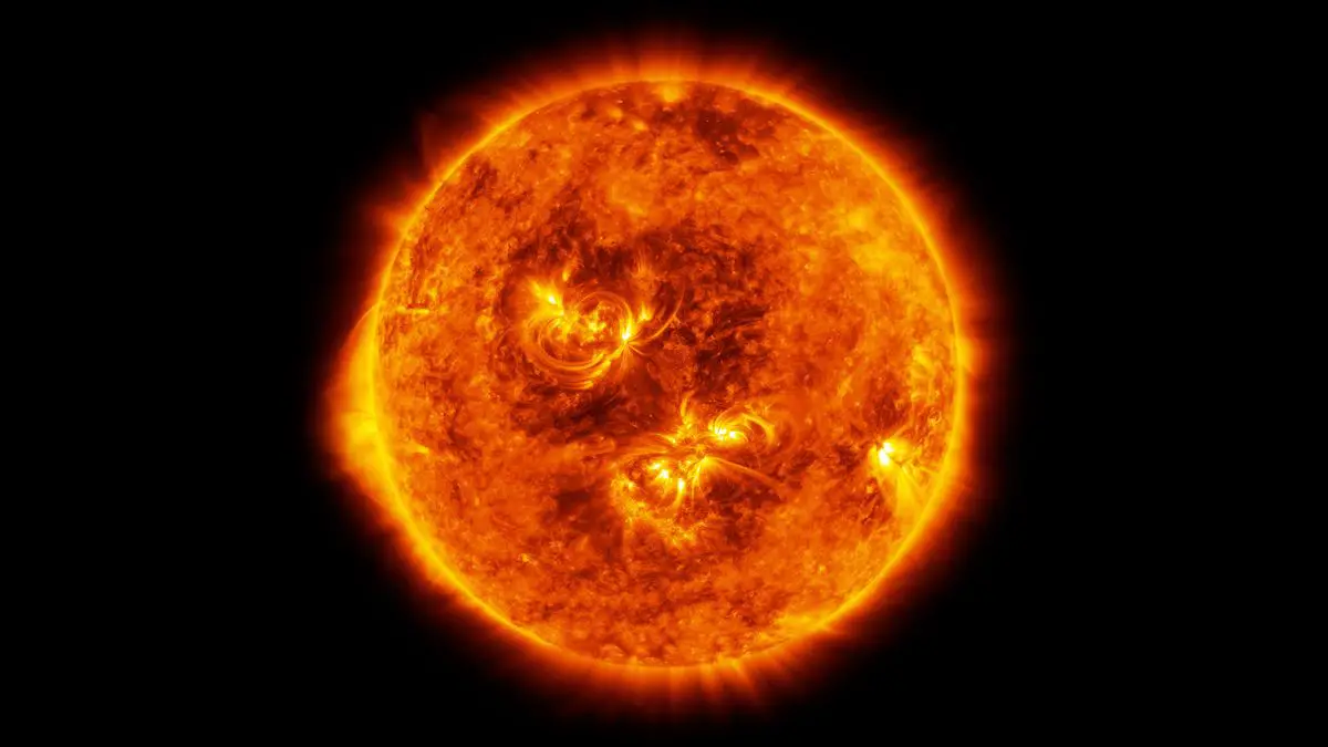 Słońce wybucha z 17 rozbłyskami: burze słoneczne mogą dziś uderzyć w Ziemię
