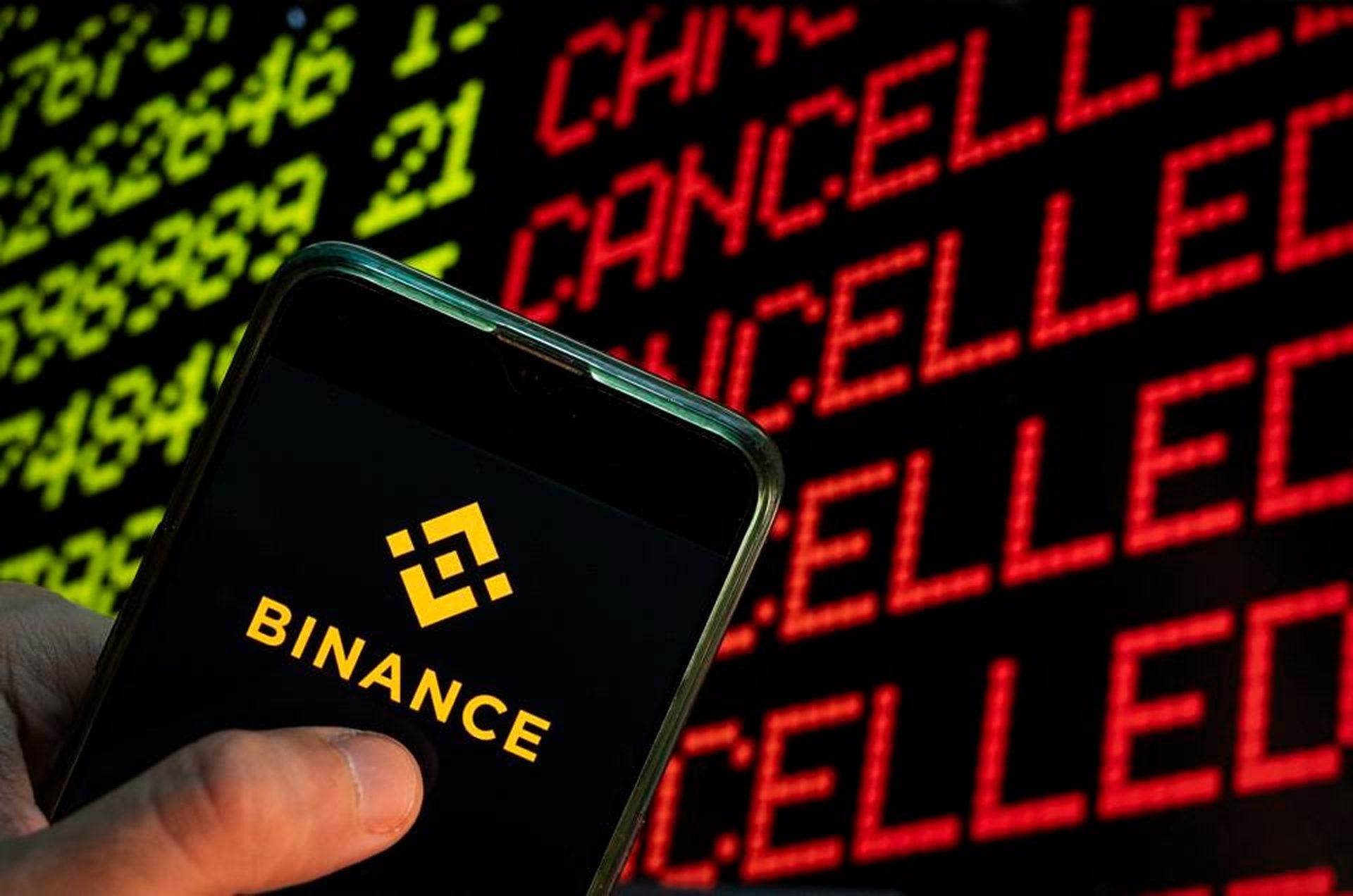 Binance suspends LUNA and UST withdrawals