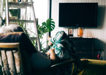 How to connect a smartphone to a TV?