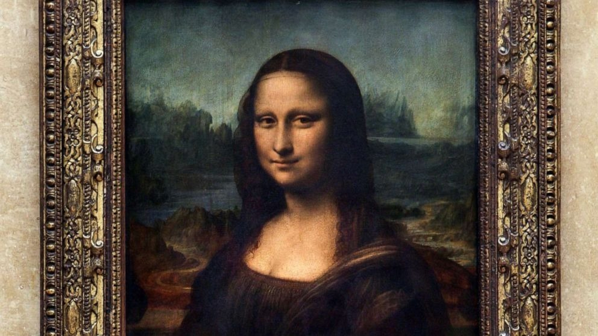 I denne artikkelen skal vi dekke Mona Lisa-malerkakeangrepet utført av en demonstrant forrige søndag med videoer og alle detaljer.