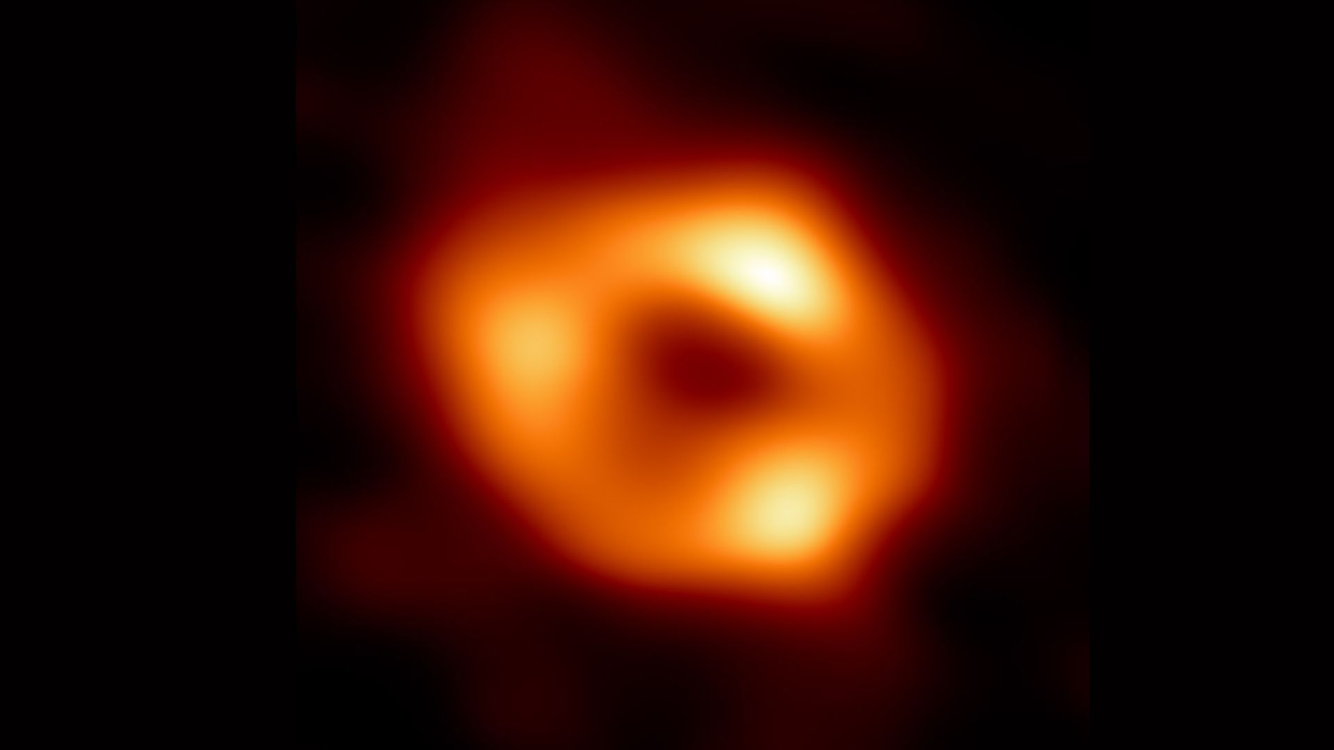 Il buco nero supermassiccio al centro della nostra galassia, la Via Lattea, è raffigurato per la prima volta