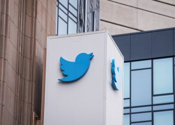 Twitter throne fight: CEO fires 2 executives, halts hiring