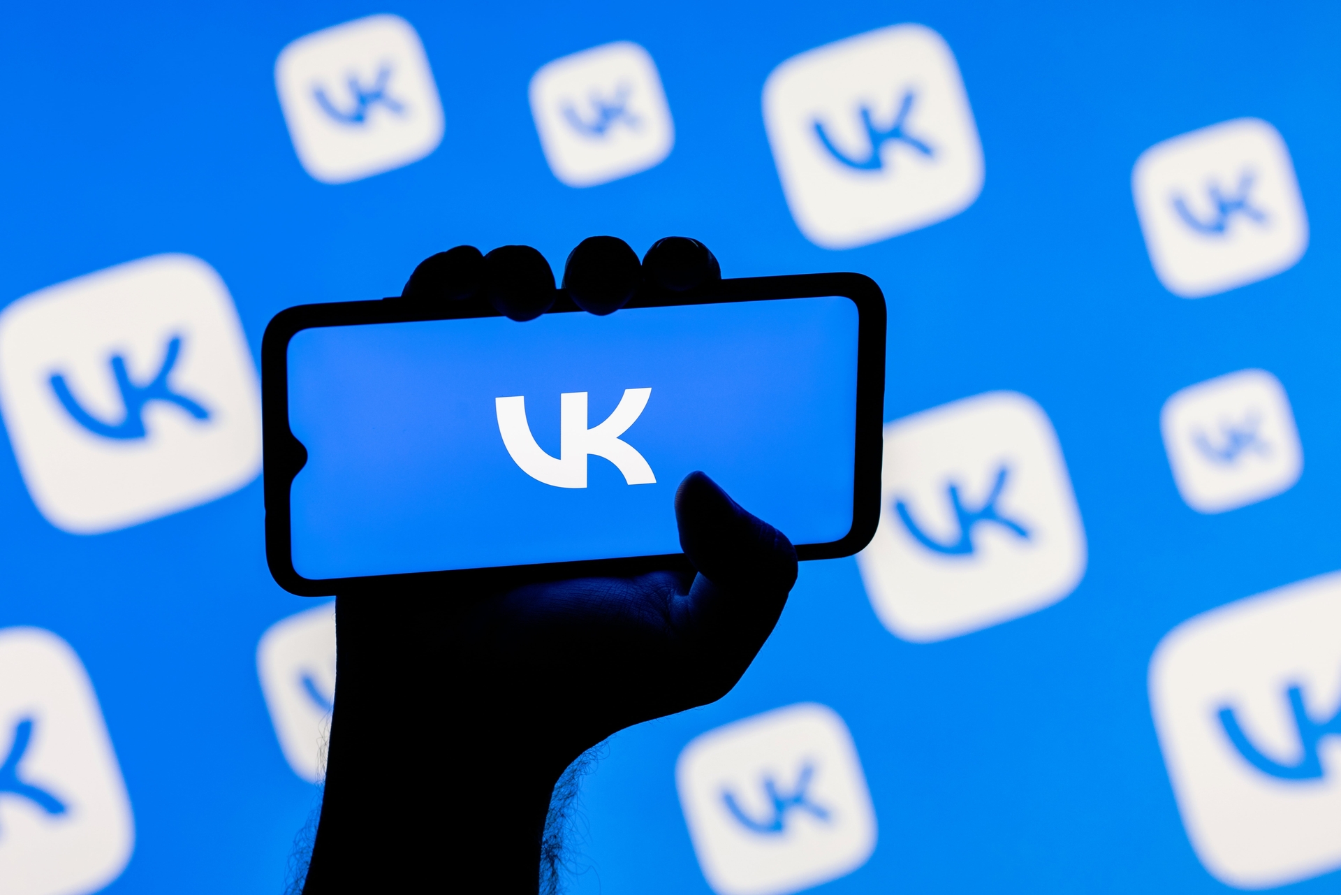 В этой статье мы расскажем, что такое RuStore, магазин приложений, разработанный ВКонтакте для замены западных альтернатив, таких как Google Play Store и App Store.