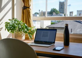 Today we are going to compare TeamViewer vs Remote Desktop, if you don't know which one to use, check out all the common features and differences below.