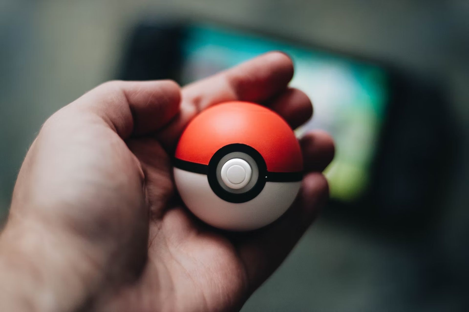 How is a game like Pokemon Go an example of augmented reality?