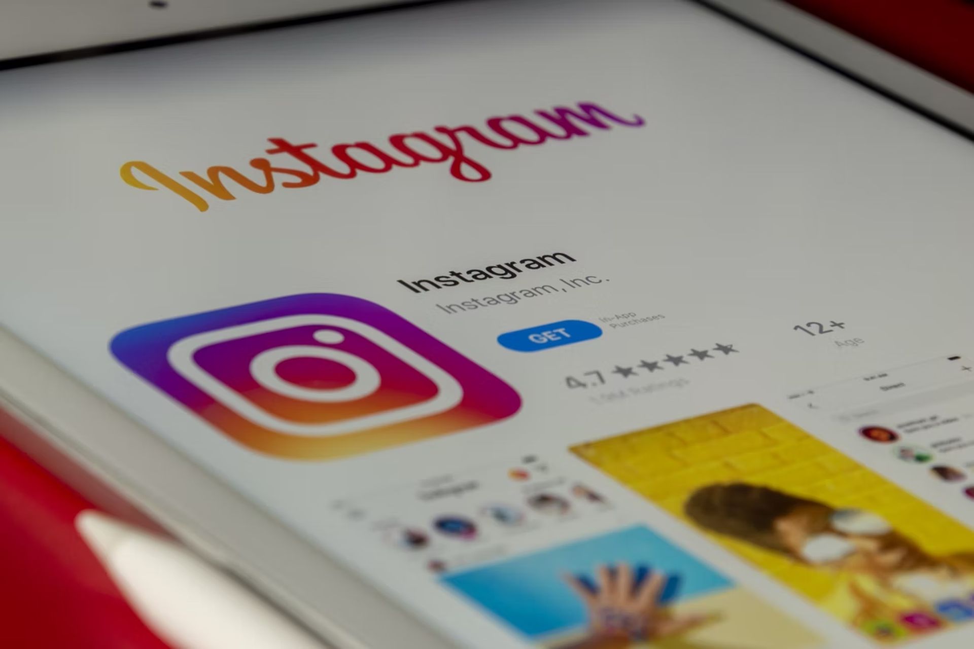 If your Instagram DMs are not working in 2022, here we explain why Instagram DMs are not working and how to fix Instagram DM error.