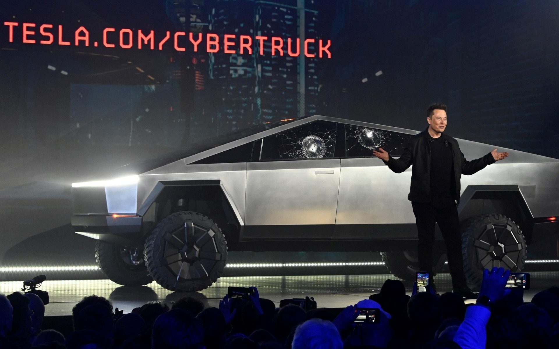 Илон Маск: поставки Tesla Cybertruck могут начаться в середине 2023 года