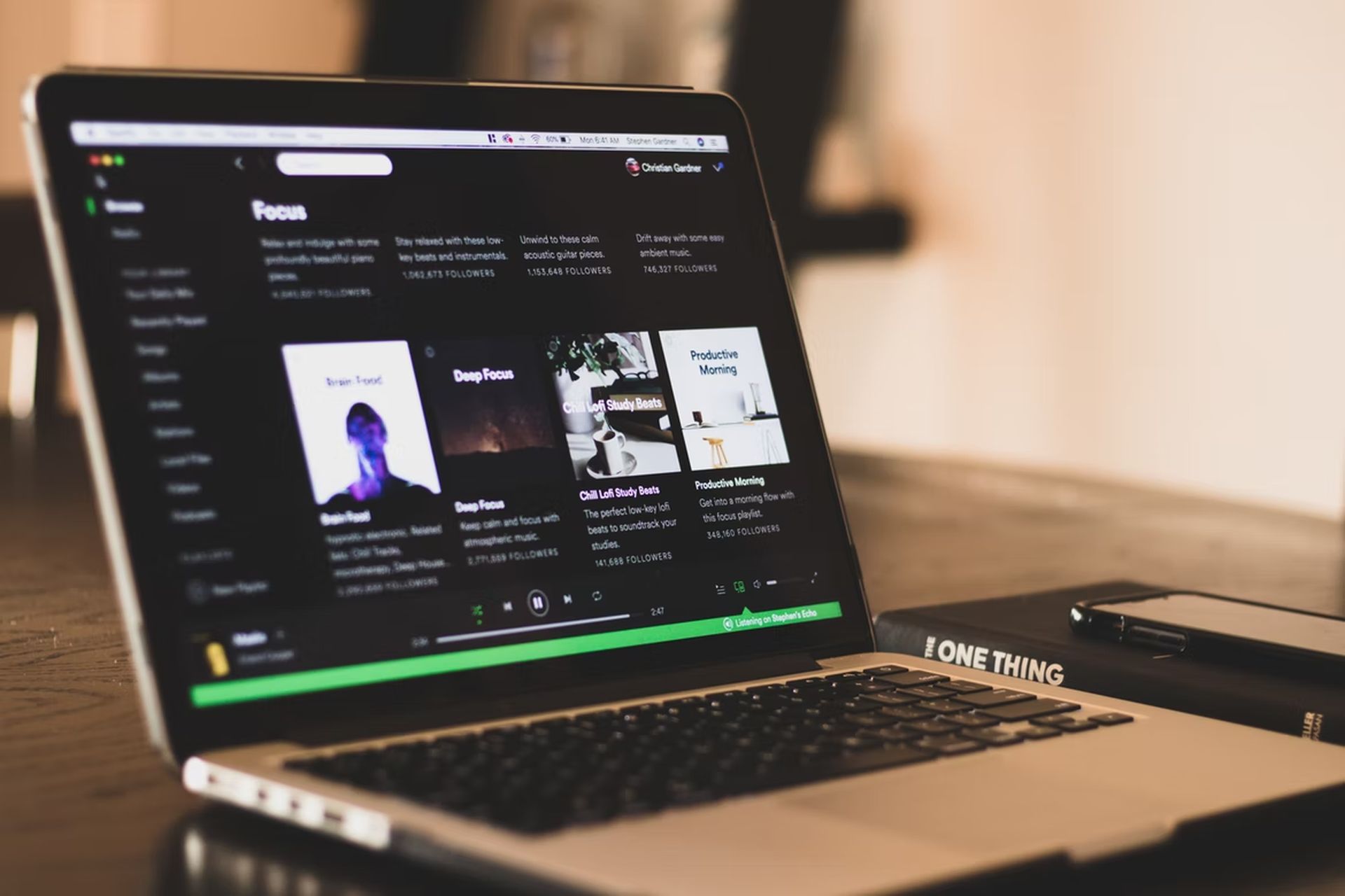 In today's article, we explain what is the Spotify timer, for how long you can set it up, and how to set it up for music and podcasts.