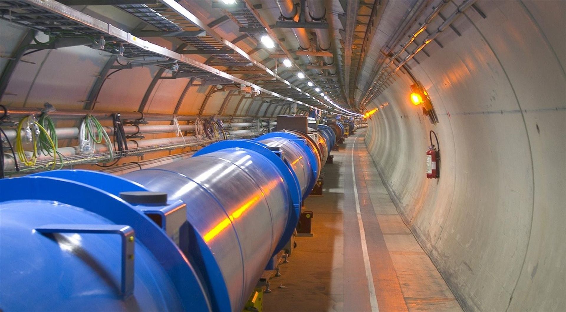 Muitas pessoas têm perguntado a que horas o CERN está sendo ativado.  O experimento do Grande Colisor de Hádrons (LHC) retomará a coleta de dados após três anos de desligamento para manutenção e trabalhos de atualização.