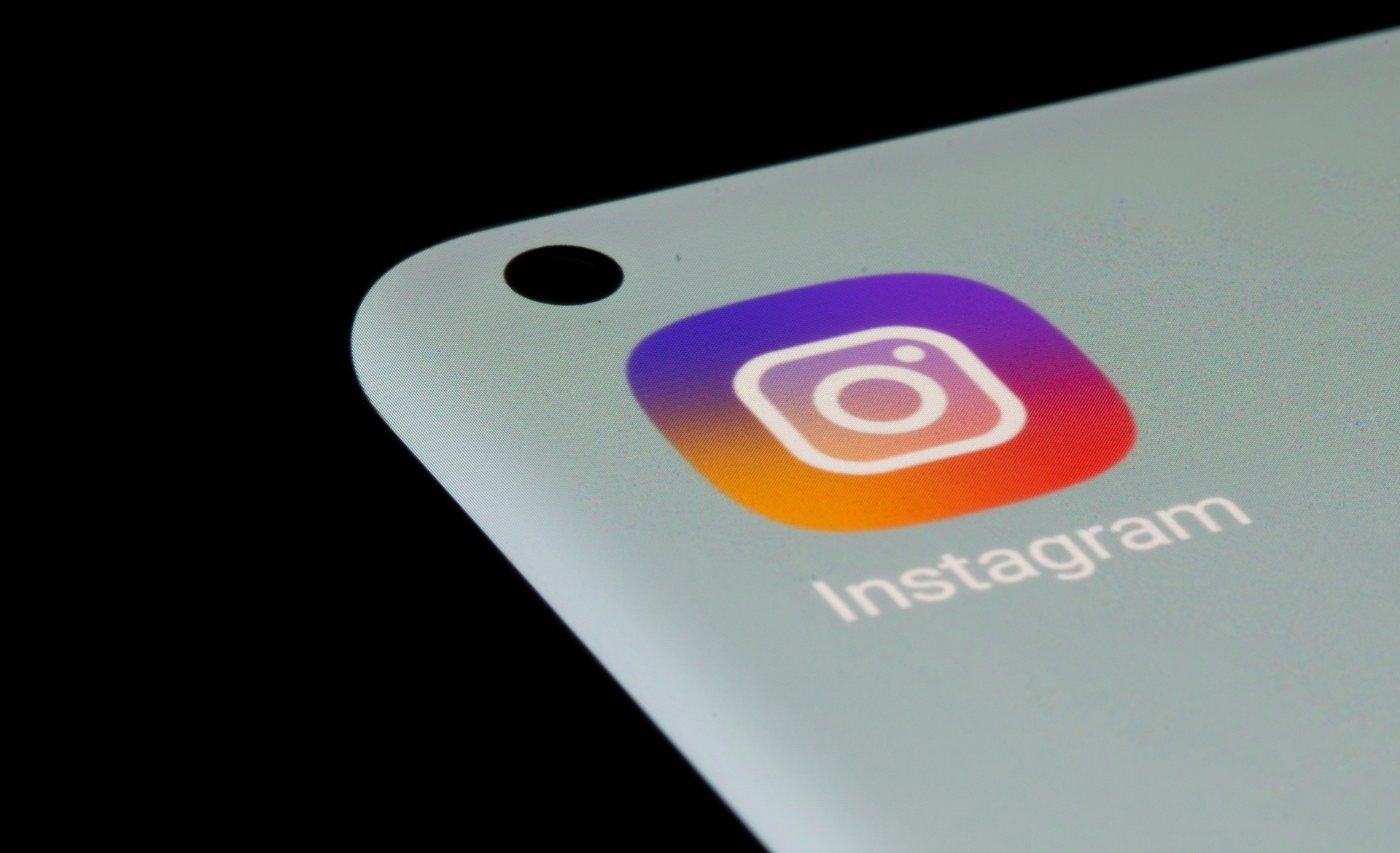 Everybody wants their Instagram profile to look good as possible, and your bio is a part of it. Here is our list of the best trend Instagram bio for girls in 2022.