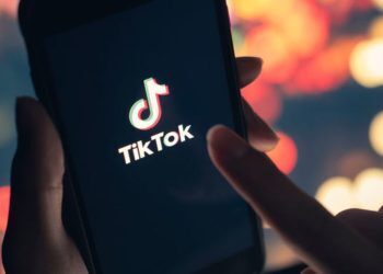 TikTok now has a very interesting filter that mirrors your face, and many are asking: "Is the inverted filter on TikTok how others see you?"