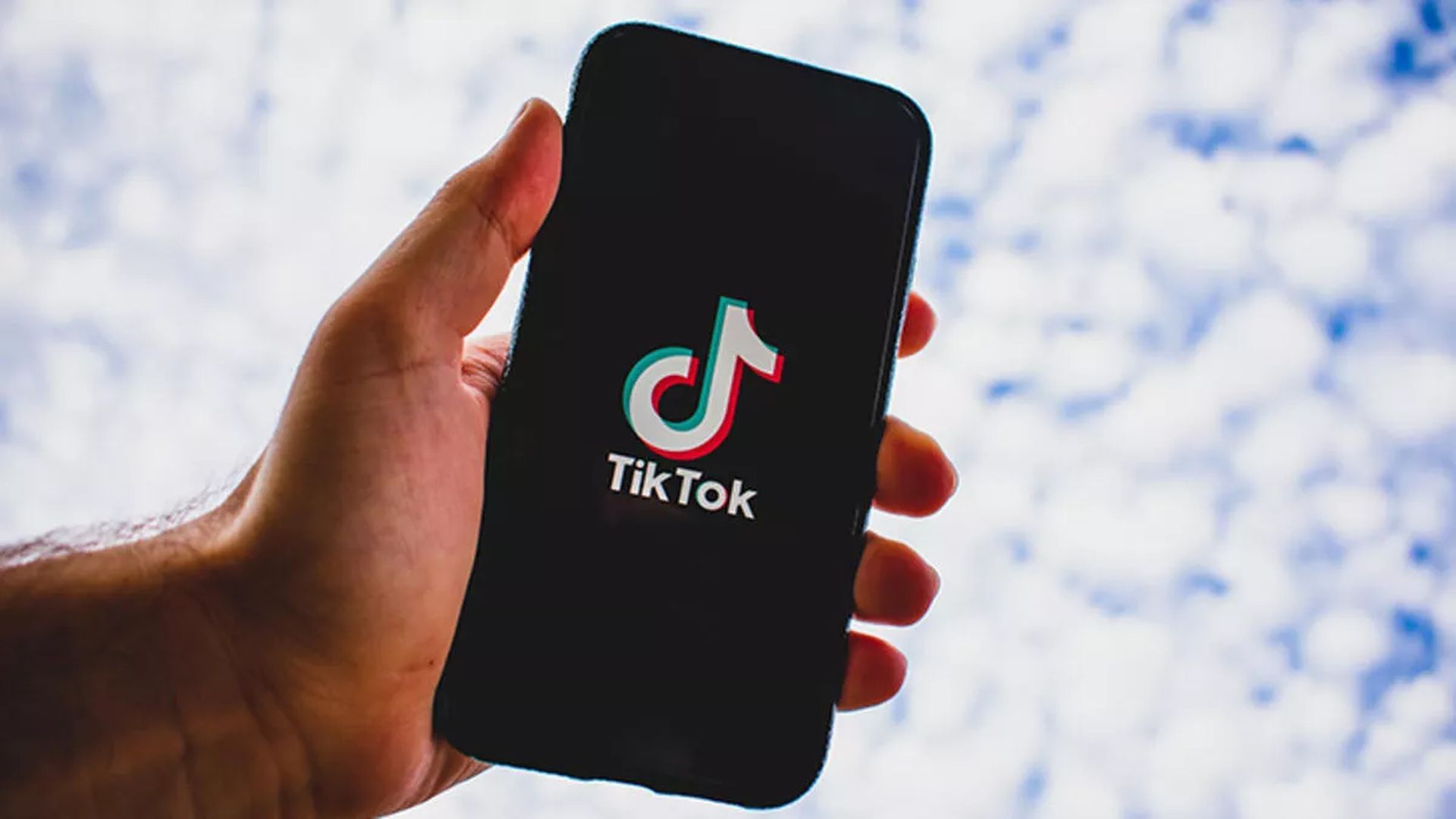People are asking like what is the TikTok rainbow kiss trend, let's explain the meaning of it in this post. How people react to the TikTok rainbow kiss trend?