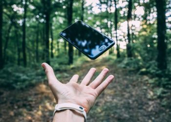 In this article, we are covering 13 photography tips for smartphones in honor of World Photography Day, so you can take the best photos possible.
