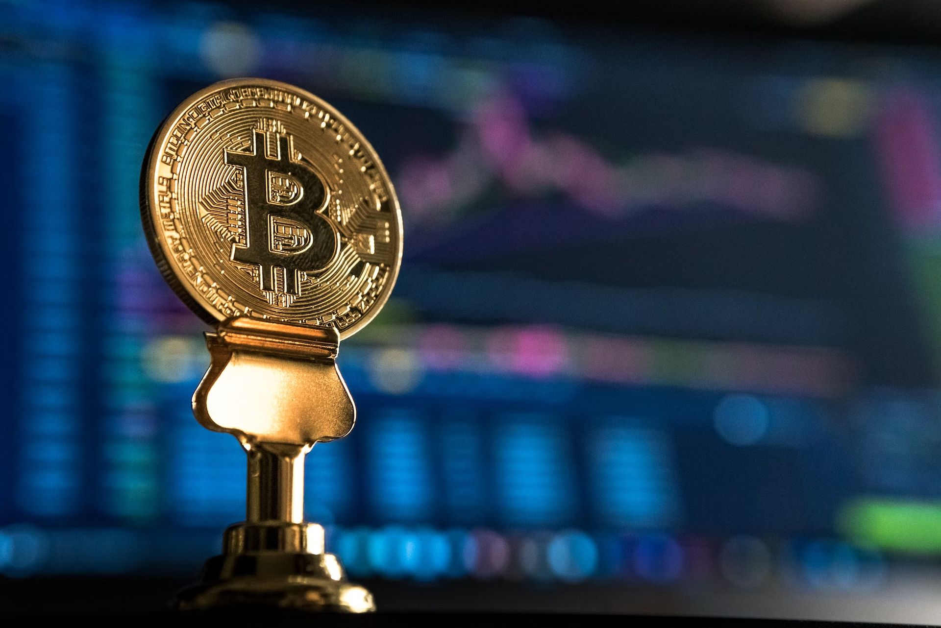 Bitcoin drops below $19,000 threshold