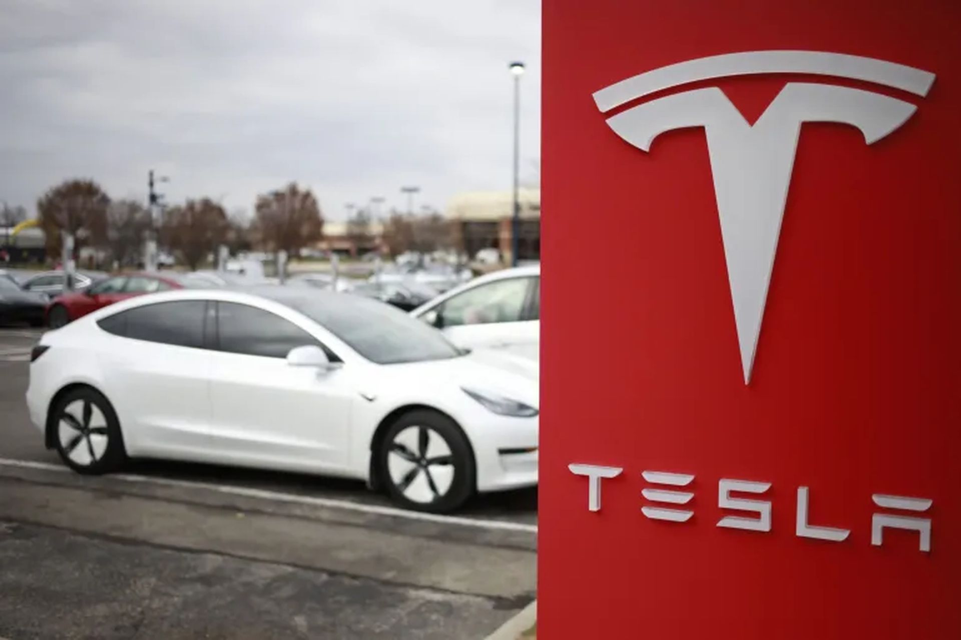 Tesla recalls vehicles, almost 1.1 million vehicles affected in the United States, and it is because the windows may close too quickly and pinch people's...