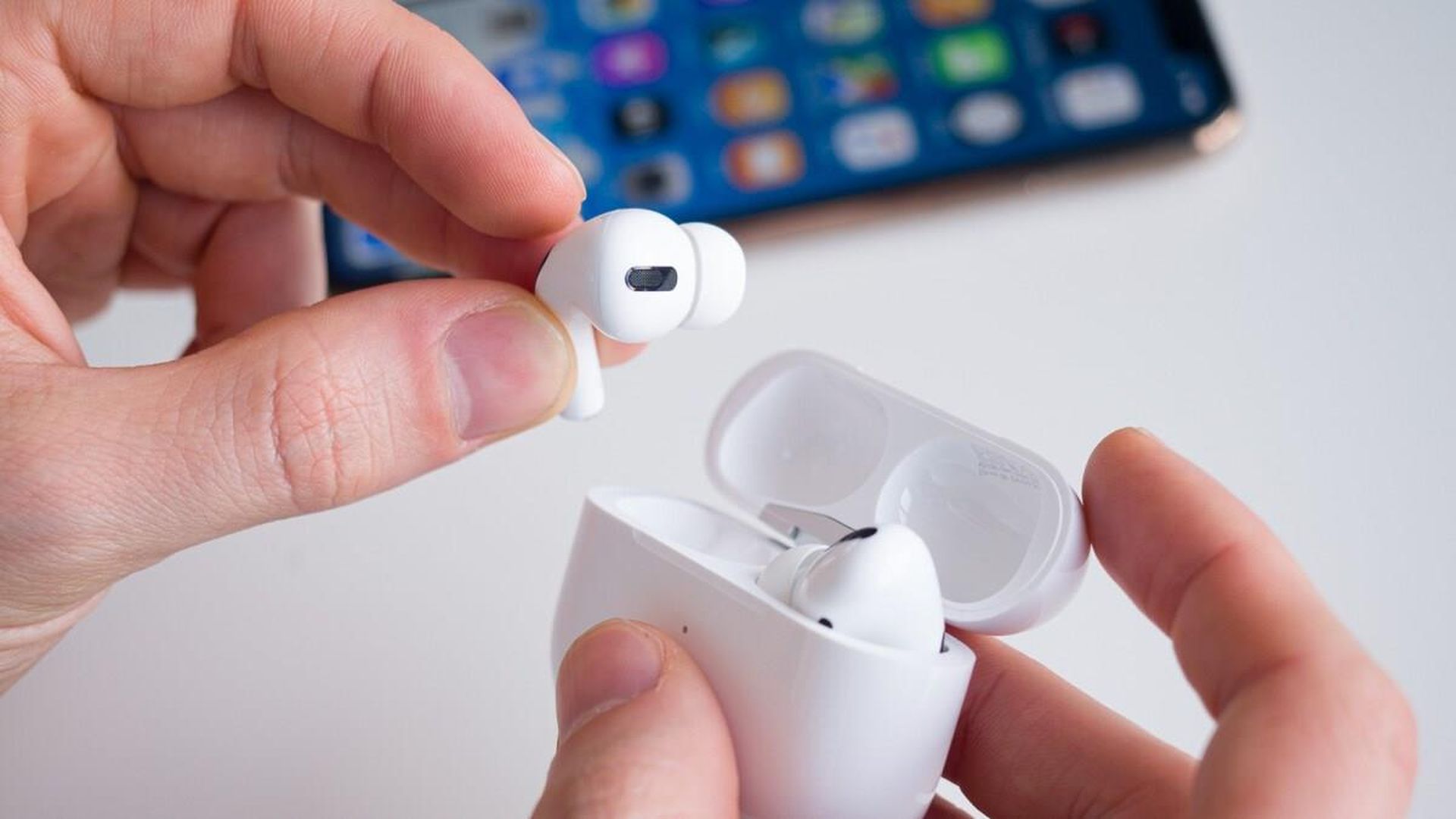 Problem z zacinaniem się słuchawek Airpods ujawniony wraz z aktualizacją iOS 16