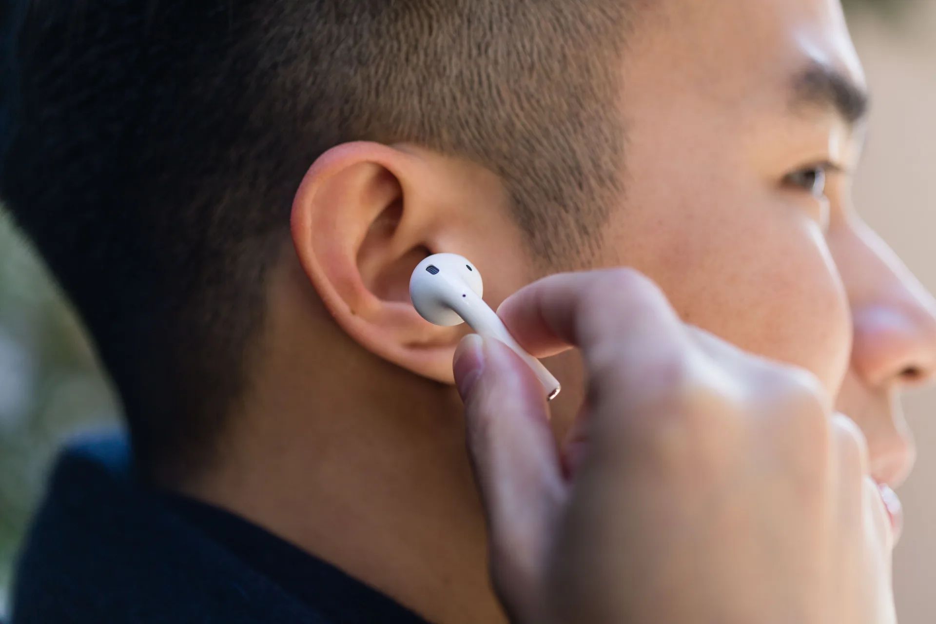 Wyłączenie funkcji automatycznego wykrywania uszu może pomóc w rozwiązaniu problemów z dźwiękiem w zestawach słuchawkowych