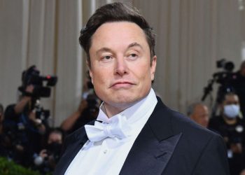 Musk warns Twitter bankruptcy possibility as senior executives exit