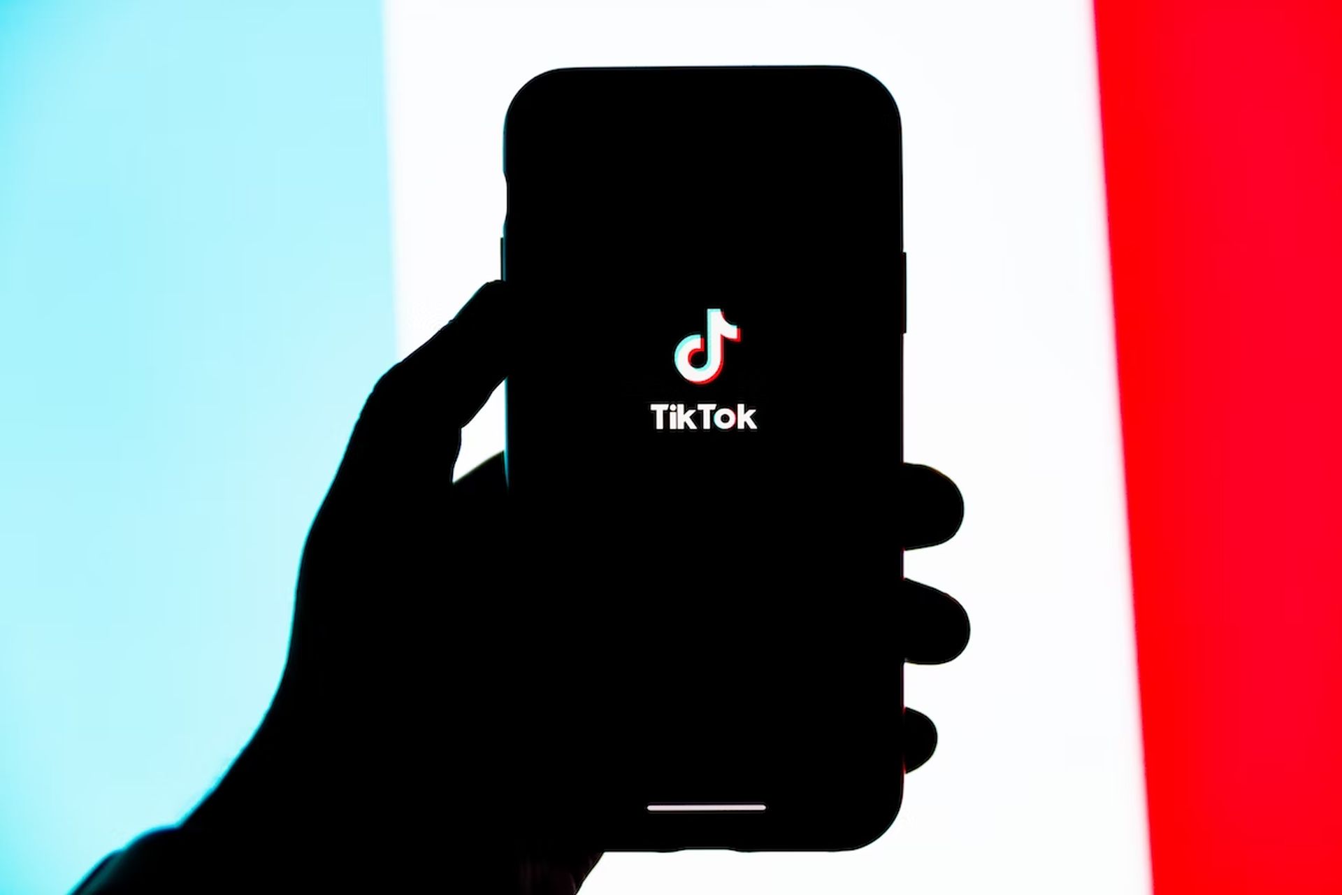 Plastic surgery filter TikTok: How to get and use it?