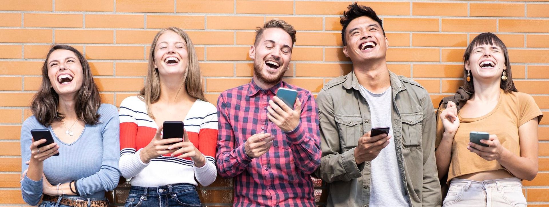 Группа людей смеется над своим телефоном