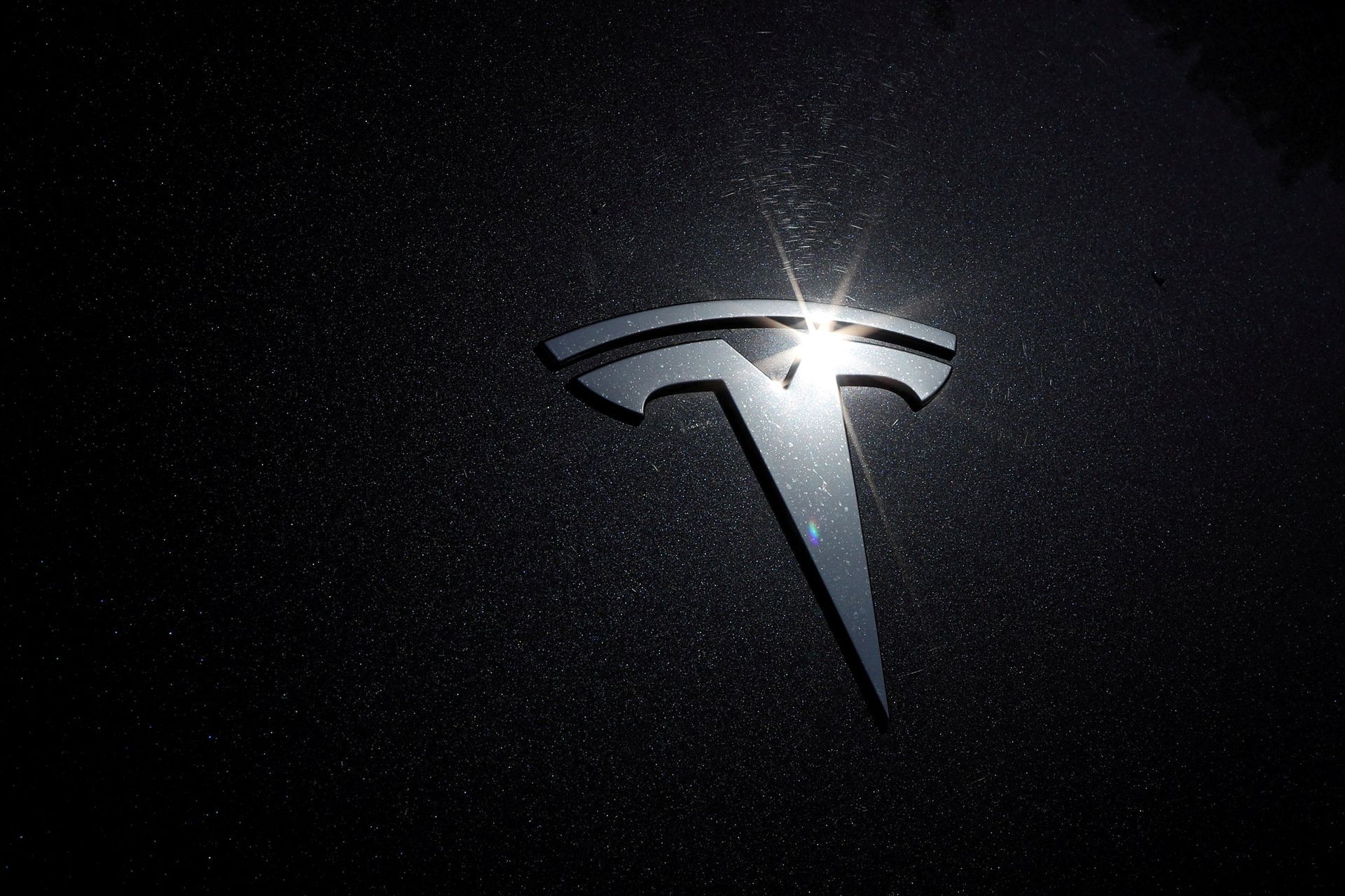 Знак теслы на машине. Тесла знак. Тесла лого. Tesla бренд. Фирменный знак Тесла.