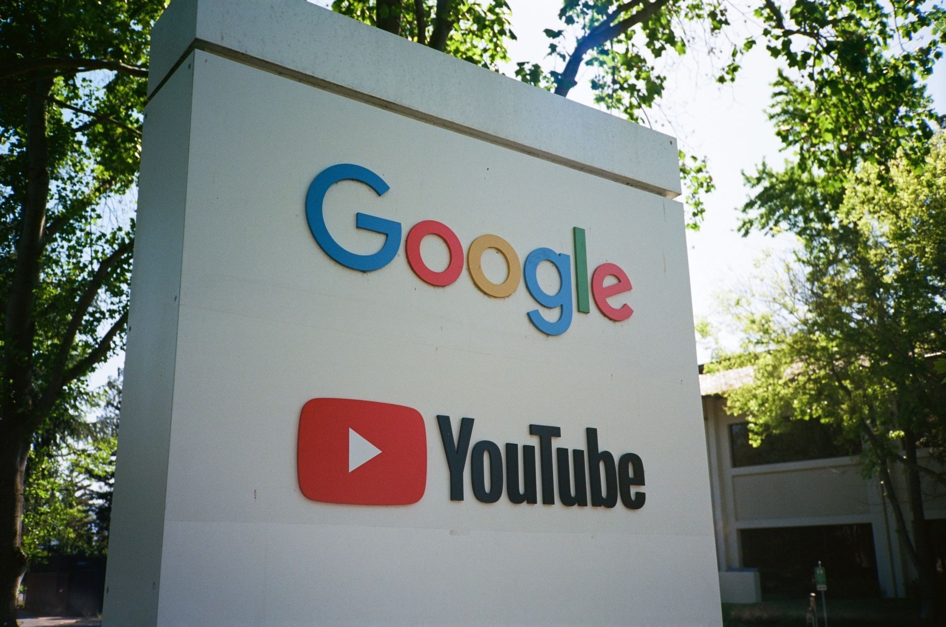 De advertentie-inkomsten van YouTube en Google dalen met $ 2,2 miljard