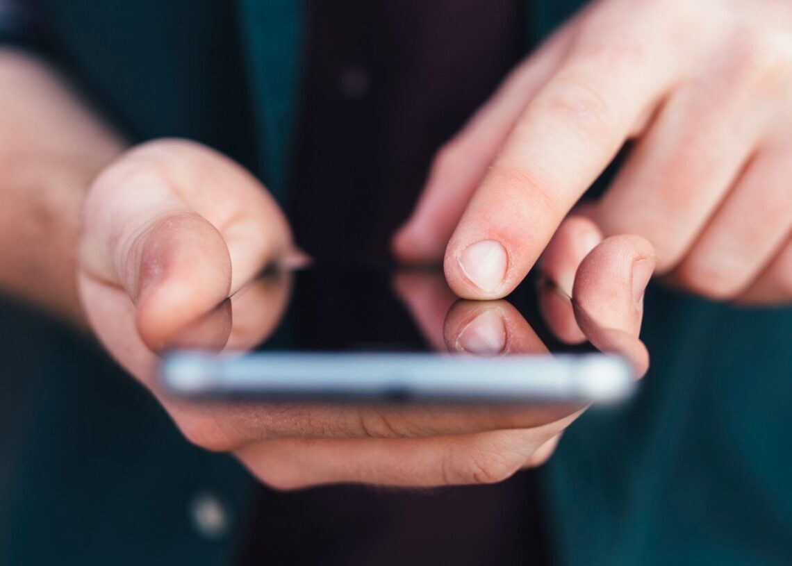How to turn off the emergency alerts on iPhone and Android?