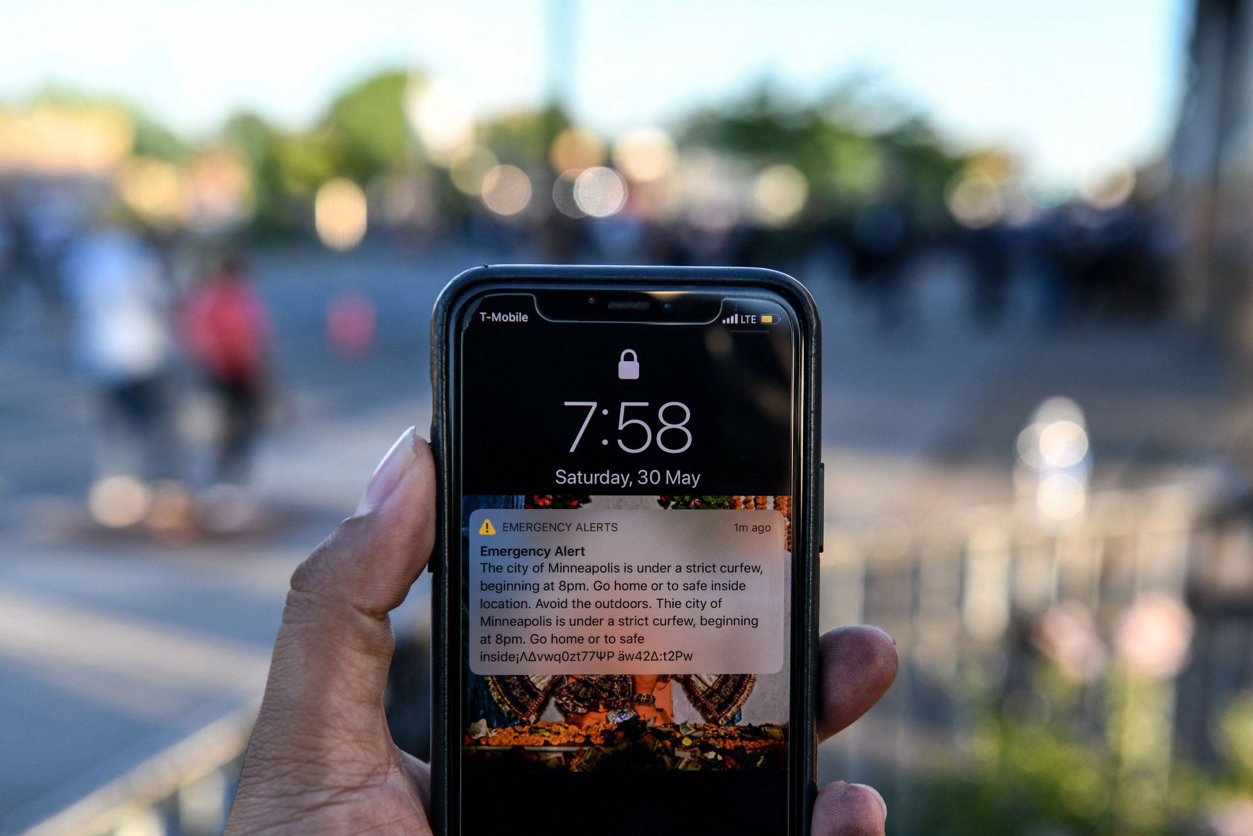 How to turn off the emergency alerts on iPhone and Android?