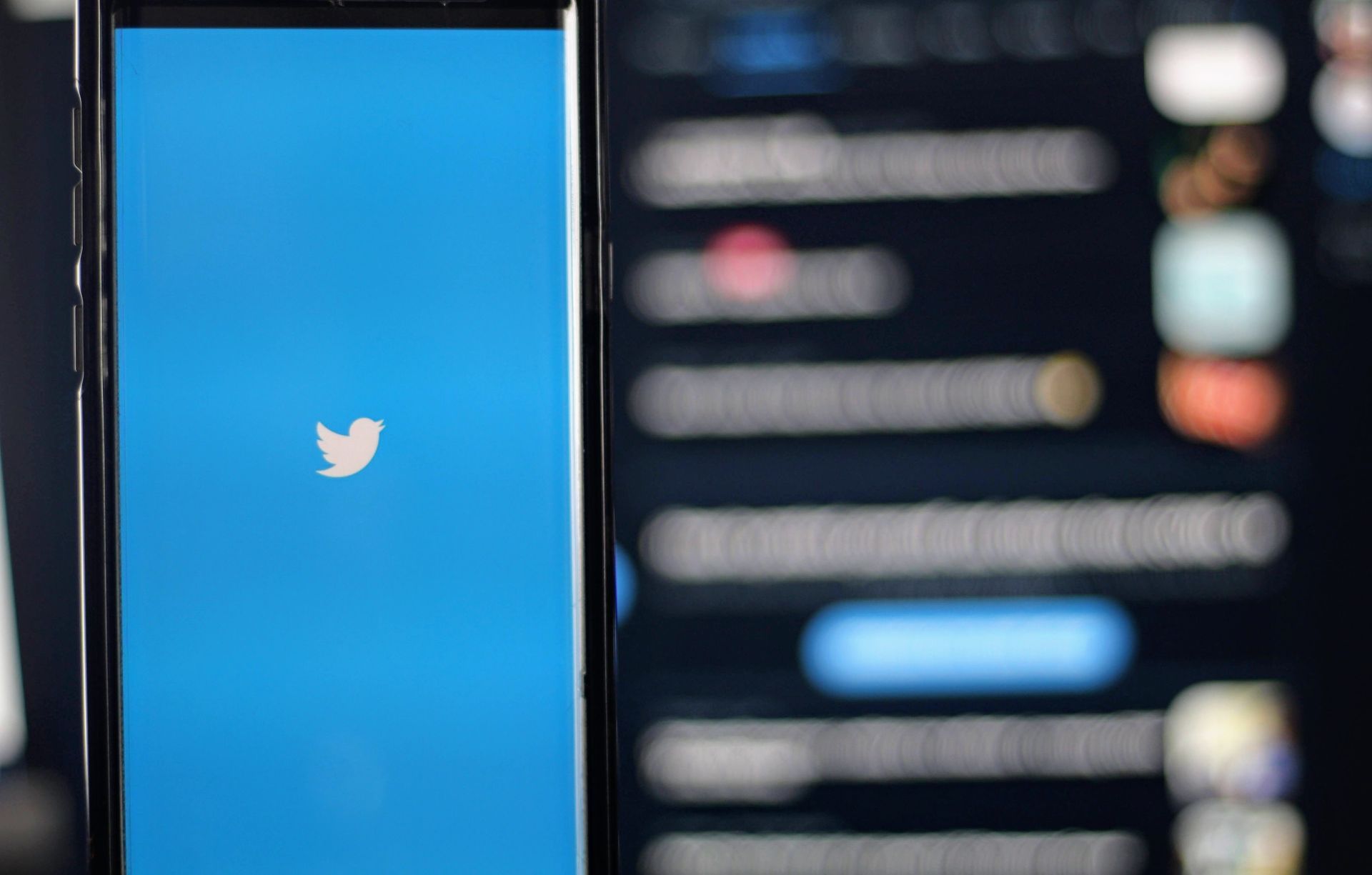 El logotipo de Twitter X ocupa un lugar central mientras la aplicación X redefine el panorama de las redes sociales (Crédito de la imagen)