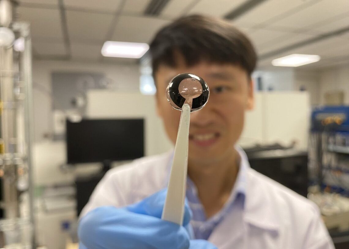 Smart contact lens powered by a micrometers-thin battery